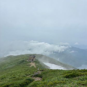 以東岳山頂から眺める避難小屋