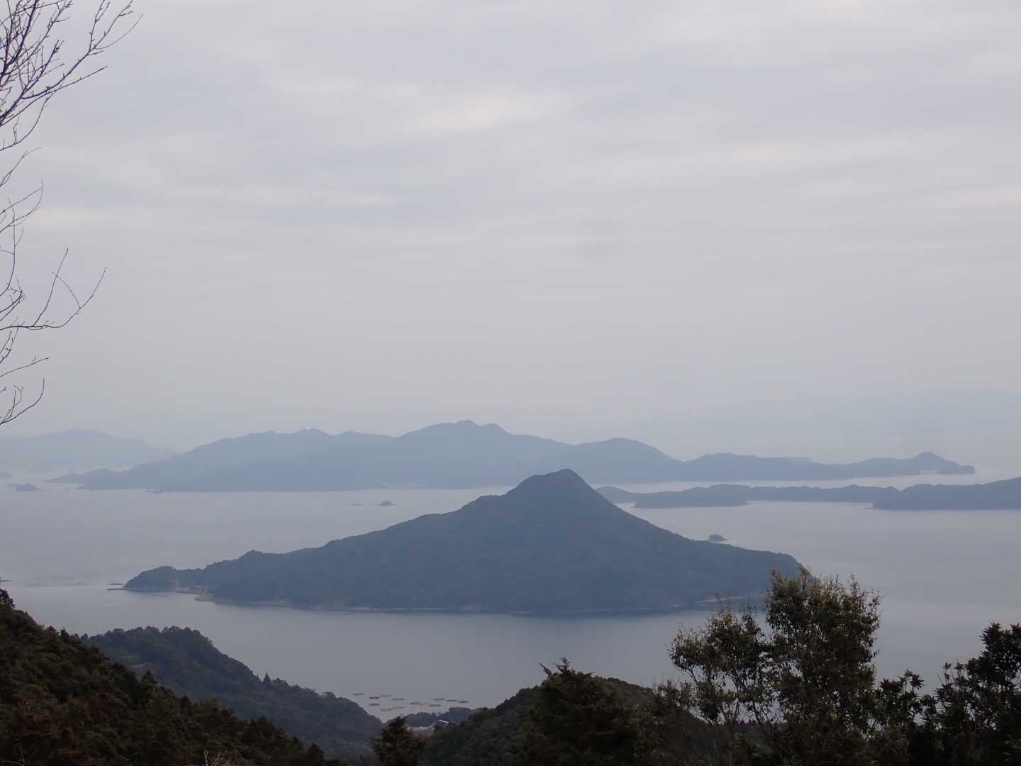手前が産島で、奥が獅子島