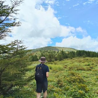兄です（2人だけで山行くの初）高校の時山岳部で、たくさん山に行ったので、今は海に夢中だそうw🚙鎖骨骨折したので1年ぶりの山だそうで足が上がらないと行きはお疲れぎみ。復路はスイッチ入ってた