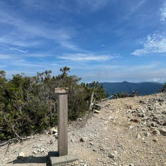 山頂に到着！と思いきや、ここは展望台。
たぶんかなりの人が山頂（ピーク）と間違う気がします。
標柱には「三方岩岳・岐阜県 環境省」と書いてあるので、ここを三方岩岳だと言っても別に間違いではないのでしょう。