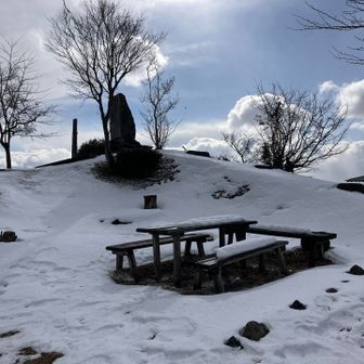 お昼食べ中
ここはけっこう積もってた