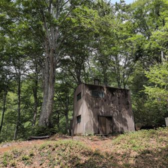 保久礼小屋、裏のトイレは、山開き以後は使用出来るのだろうか？
入口が閉じられていた、