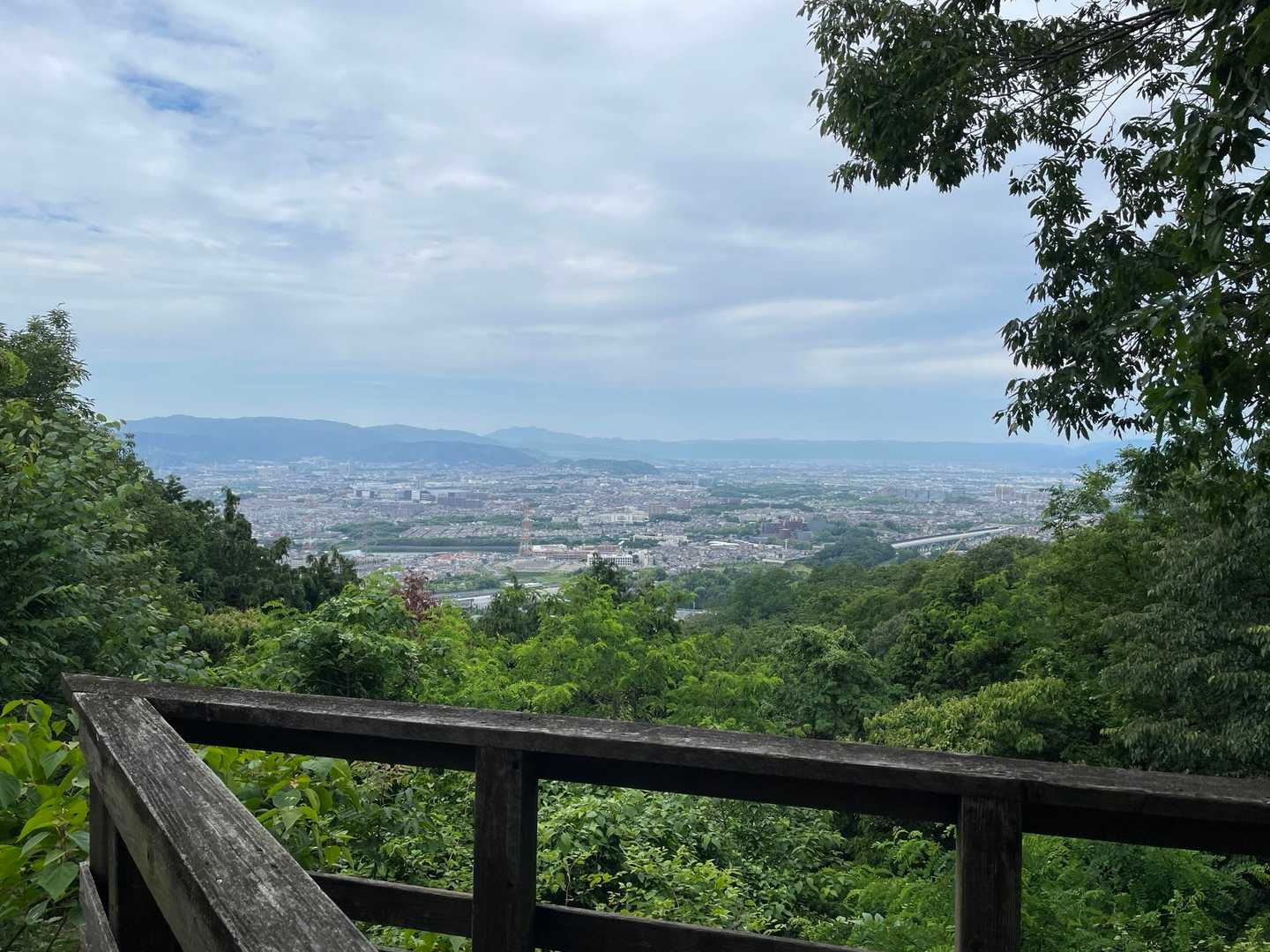 国見山展望デッキから京都市内方向
愛宕山や比叡山なども見えます