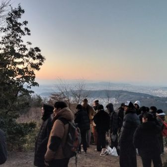 大文字山頂上で日の出を待つ人