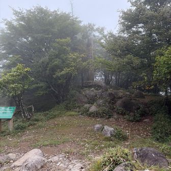 山頂広場は霧の中