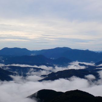 中央に雨乞岳