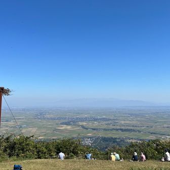 久々の登山だけど俺結構やれるじゃん😎

…と、思ったのですが、下山中に段々と両足がぷるぷるし始めて、駐車場に着いた頃には千鳥足で生まれたての子鹿のような足取りでございました

何人に抜かれたかわかりませなんだ

よし、今日から…

ではなくて疲れたので明日から運動再開だ💪