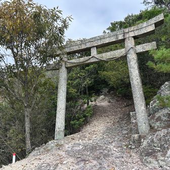 石鳥居に到着。
これより先は神域となる尼子神社への参道。
ここまで来たら、山頂まであと少し。