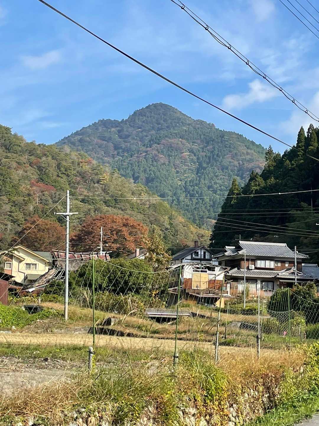 駅からのどかな道をしばらく歩きます。
これから行く白髪岳が見えています😁