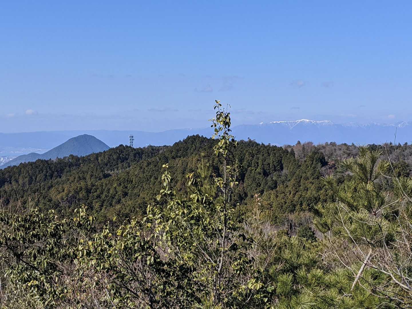 展望台からは、三上山（左）や雪の比良山系がみえる。少し琵琶湖もみえる😀