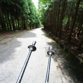 舗装路になったので、滑りそうではずしていたストックのゴムを付ける