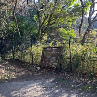 案内板がフェンスのところに。基礎が痛んでました。