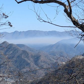 三角点から見た大月方面の山々。山火事で煙っているのが分かりますが、火元は見えませんでした。もっと山奥のほうで燃えてるのかも
