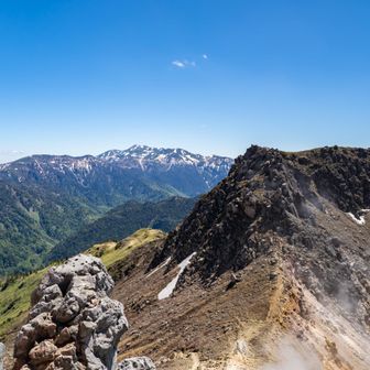 焼岳南峰 の奥に乗鞍岳
ド晴天で良かった～✨️🙌