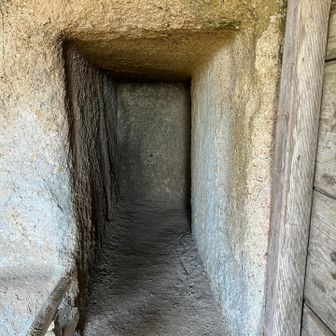 御堂の通路は岩を掘ってできている 屈みながら恐る恐る進む