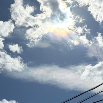 雲のまわりに 虹がーーー🌈
下の長い雲も 虹色の縁どりあった