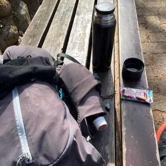 熱い紅茶を飲みながら、甘いお菓子を食べた