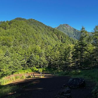 賽の河原に出ると正面に赤岳
まだまぁ遠い