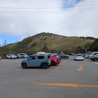 八島ヶ原湿原無料駐車場🅿️に車を停めて、スタート！
トイレ100円チップ制
後ろのお山は、鷲ヶ峰