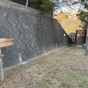 仁川地すべり

1995年（平成7年）の阪神・淡路大震災で兵庫県西宮市仁川百合野町地区に発生した大規模な土砂災害（地すべり）により13棟の家屋が倒壊し34名が犠牲になっています。その記憶を伝えるため仁川百合野町地区地すべり資料館が設置され、災害のメカニズムや対策を学べるようになっています。

この地に慰霊碑が建立されています。

そんな、本日も出雲地方で強い地震がありました。石川能登もそうですが、阪神大震災も年明け早々の1月17日でした。経験から学ぶ。被害を最小限にするために。