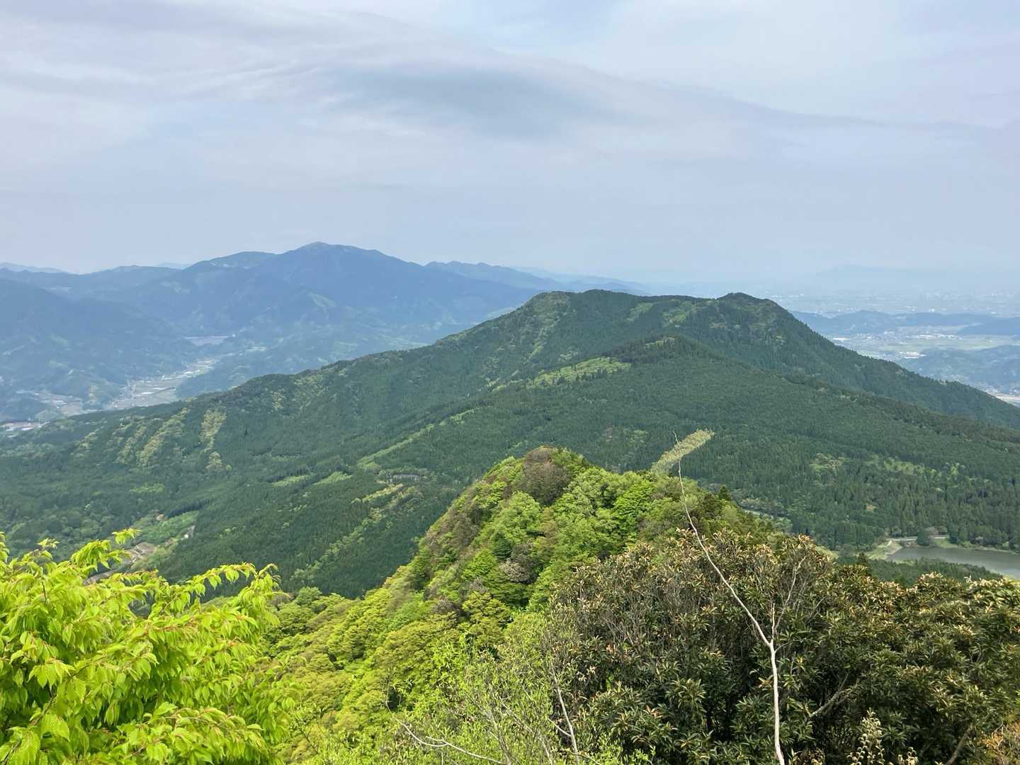 女山の左奥には天山

天山の左最奥に、こちらも電波塔が立つ羽金山
