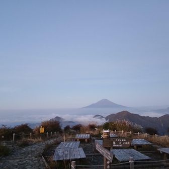 山頂から富士山が目の前に見える