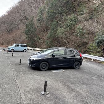 駐車場は広いです。ポールに注意！