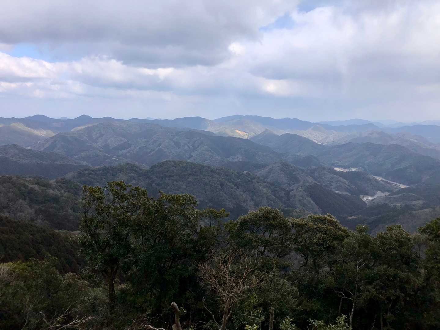 展望ポイントからの眺め。
私が歩いてきた道路が見えるなぁ👀
一位ヶ岳って、もしかして二位ノ浜とセットなの？
いやでも一体何のセットだ…？
