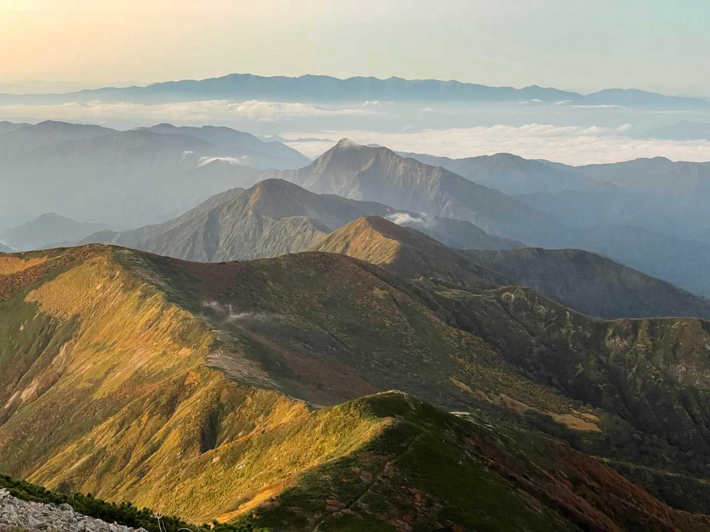 雲海の向こうに飯豊連峰
