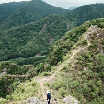 細い尾根左右は絶壁でした　落ちたら最後😨
