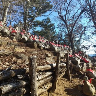 見所の多い登山道
史跡や石造物が随所にあります