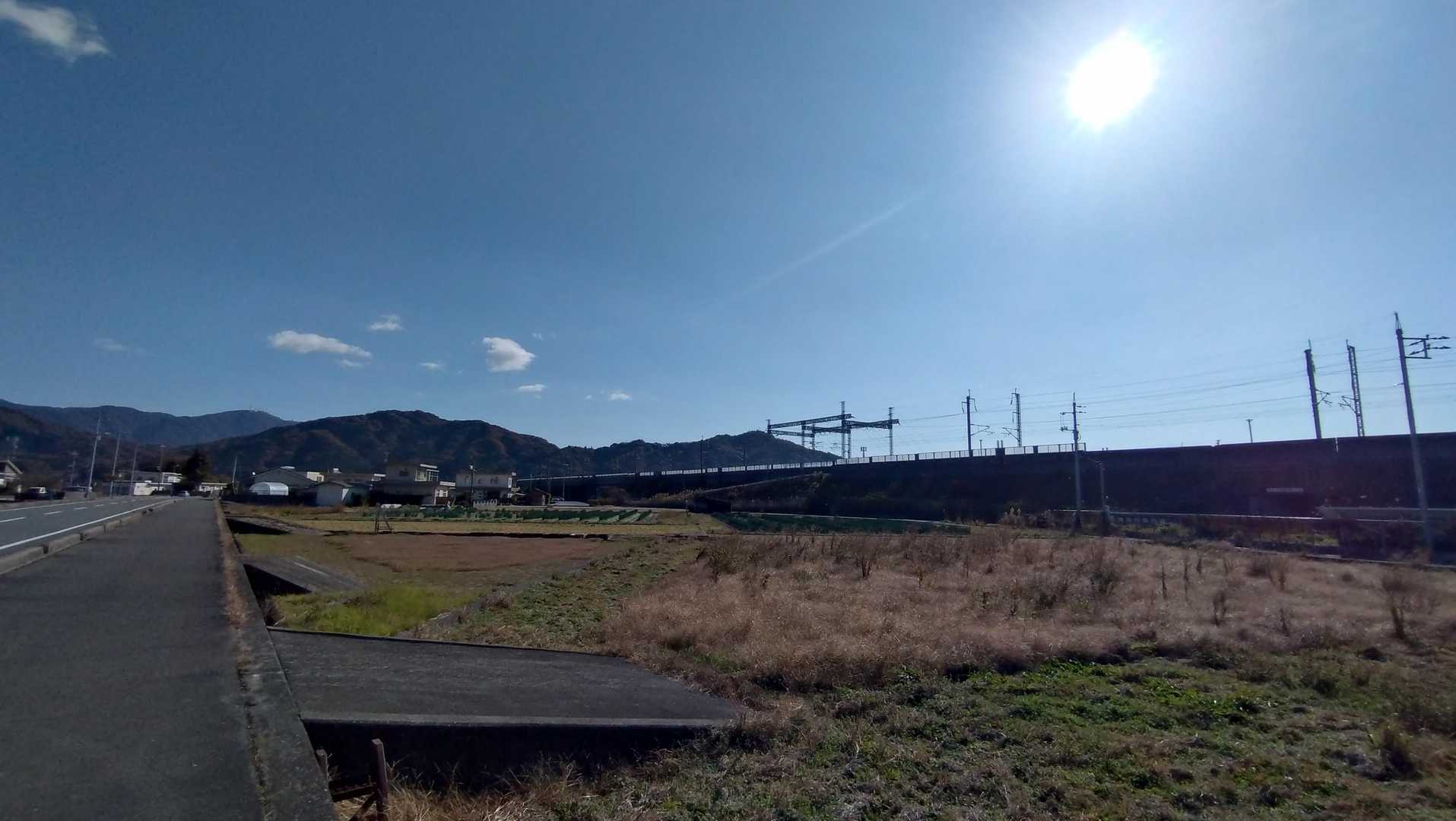山陽新幹線、国道2号線、山陽自動車道の並走区間。

雨降りに高速をトラックで走ってると、新幹線が横をパンタグラフから火花散らしながら💥💥一瞬で抜き去らせる圧倒的速さを見るのが好き🤭



