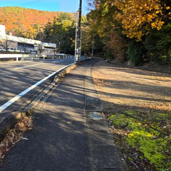 伊吹の滝駐車場はほぼ満車でスルー。
蘇原自然公園駐車場は一番乗りでした。
ただし下山後は満車でした。
(民家が近くにある為アイドリングストップ！)