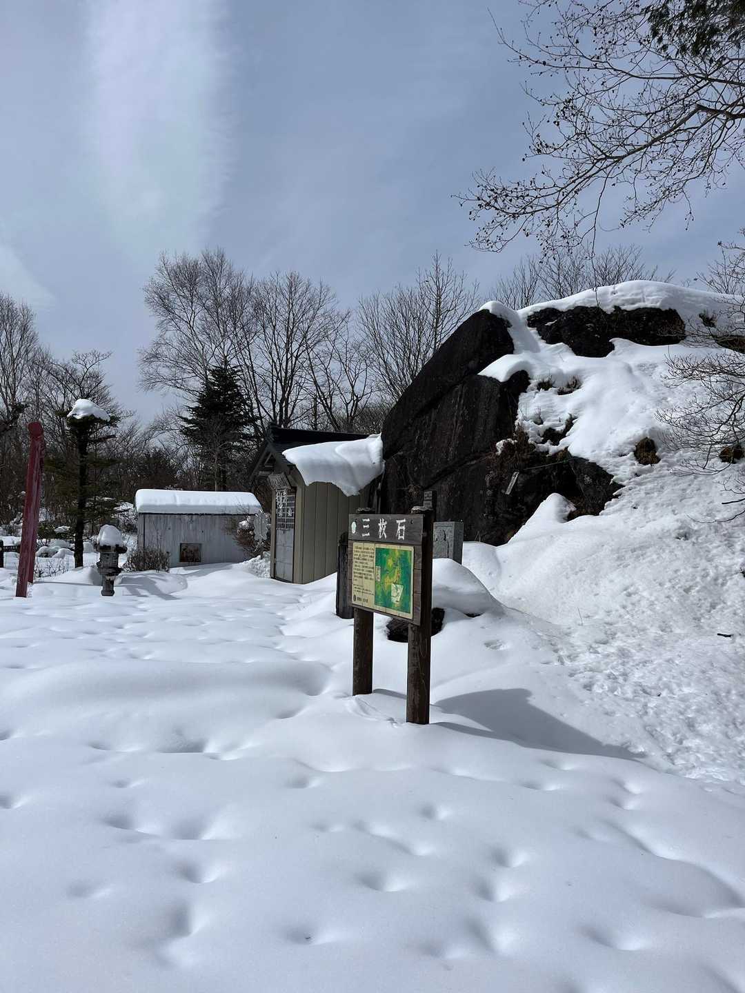 ようやく古峰神社奥の院に到着。雪がなければコースタイム2時間ですが、3時間もかかってしまった
まっさらな雪でここ数日は誰も来てないようだ