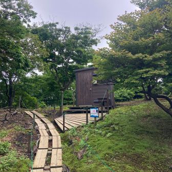 山頂手前にトイレ