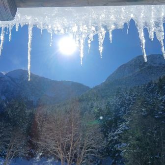 行者小屋の軒下で阿弥陀岳を見ながらカップ麺。