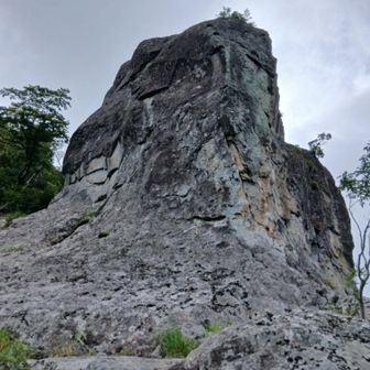 負欠岩が目の前　ここでちょっと休憩　石落ちて来ませんように！
