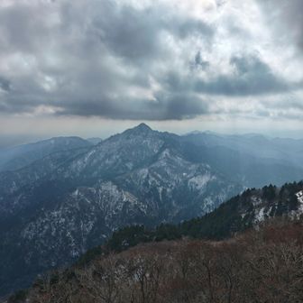 神々しい〜　　鈴鹿のマッターホルン⛰️
　空の雰囲気も手伝い　カッケェ〜✨️　今日　縦走して行くつもりやったけど　はよトンテキ食べたくて　やめた🐨