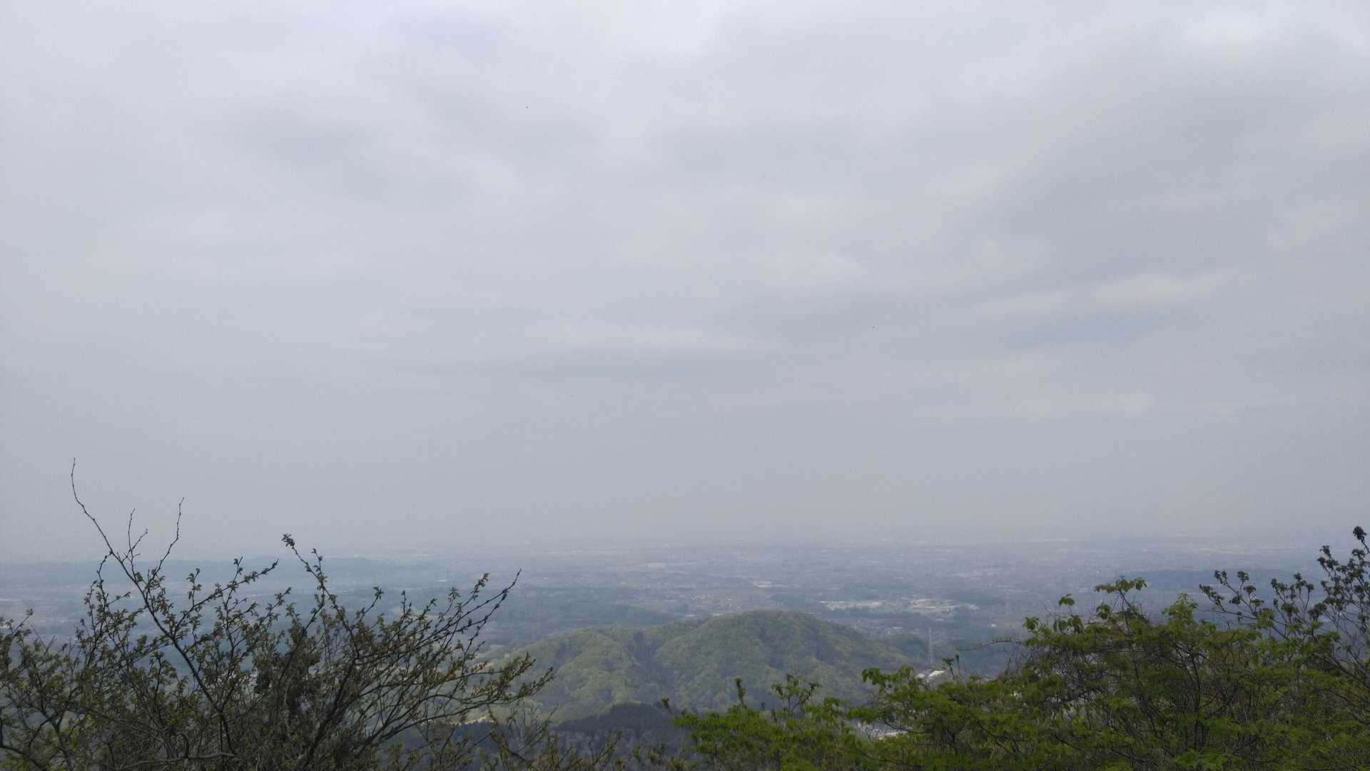 山頂は眺望無いので少し手前からの眺め。
しろい(*_*)