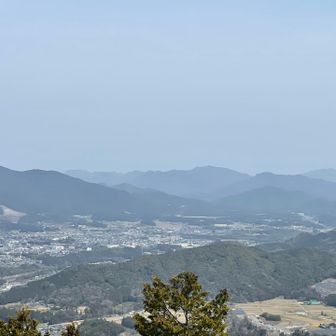 新城市街地と雁峰山。宇連山、鳳来寺山、三ツ瀬明神山は霞んでいる。
