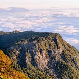 テーブルマウンテンみたいになってる。奥は浅間山かな