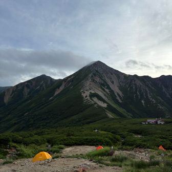 三俣山荘
土日はテント場が予約制になったのを知らず
しばらく来ない間にルールが変わったっぽい？
夜は暴風雨でテント内浸水
迂闊