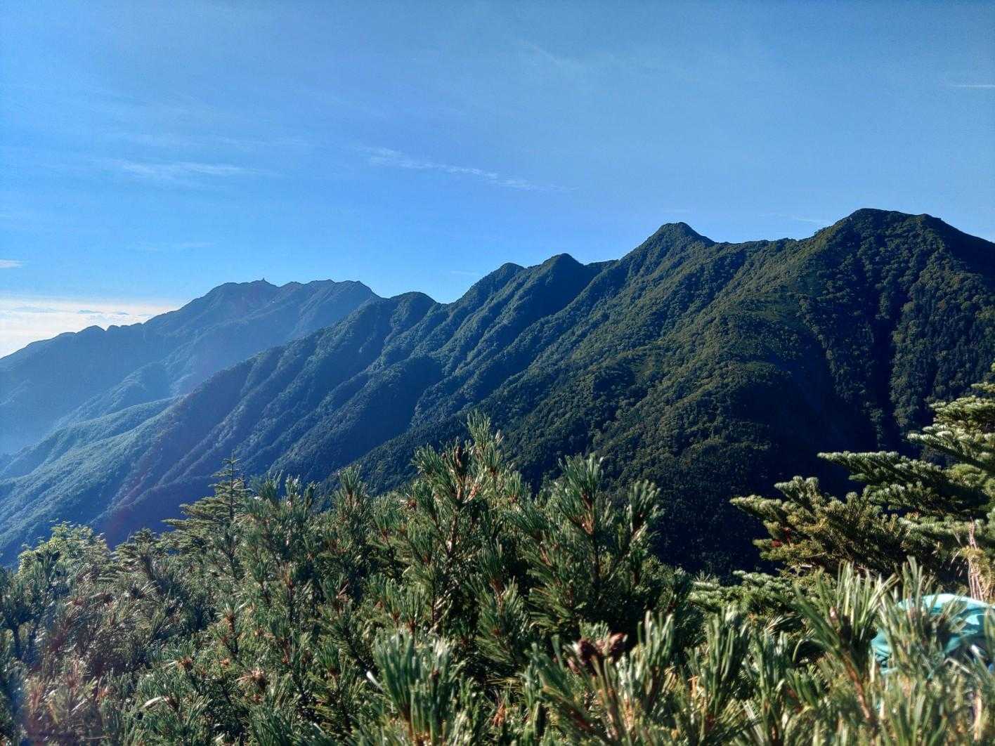 オベリスクから栗沢山までの稜線(途中の高い山がアサヨ峰?)