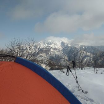 テントから出たら、粟ヶ岳顔出した。