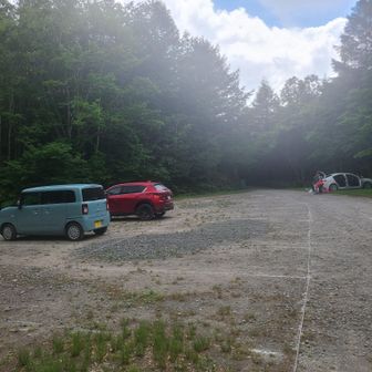 元々雨予報だったからか、中沼登山口到着時2台だけ。オフロード5kmくらい運転する必要あり。