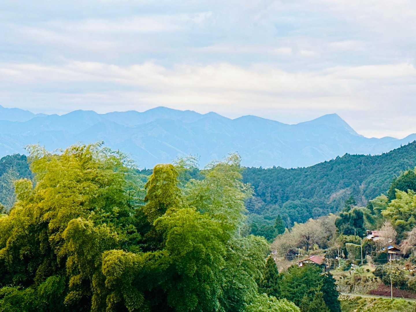 道が開けてすばらしい眺め
右のとがってるのが武甲山
