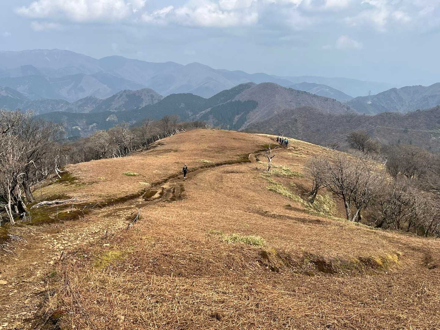 鈴北岳から鞍掛峠への道