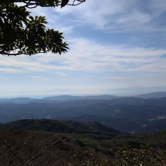 山頂直下の岩のテラスから　誰か木を切って展望を良くしている。