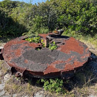 戦争の遺構。
日本海軍が使用した電波探信儀の台座。
レーダーとして敵機を探知する目的で設置。