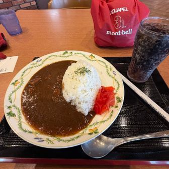 遅い昼ごはんを食べる